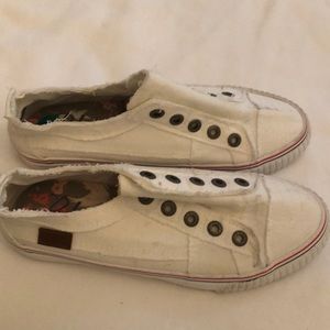 Laceless “converse like” sneakers